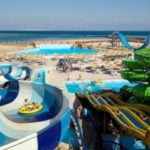 Het aquapark op het strand van Egypte bij dit mooie hotel