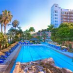 Prachtig hotel in Spanje met groot zwembad aan het strand
