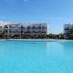 Groot zwembad rondom prachtig hotel in Kaapverdië