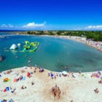 Zonnig vakantie resort aan het strand in Kroatië met 9 zwembaden