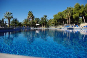 Meerdere grote zwembaden bij deze camping / vakantiepark in Spanje