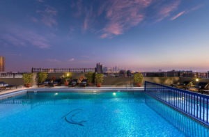 Hotel met zwembad op het dakterras in Dubai