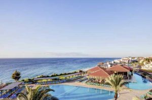 Zwemparadijs aan het strand bij dit hotel op Fuertaventura, Canarische Eilanden