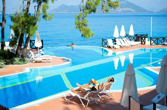Infinity pool aan de kust van Turkije