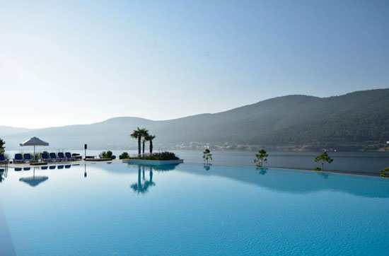 Prachtig overloop zwembad in Turkije