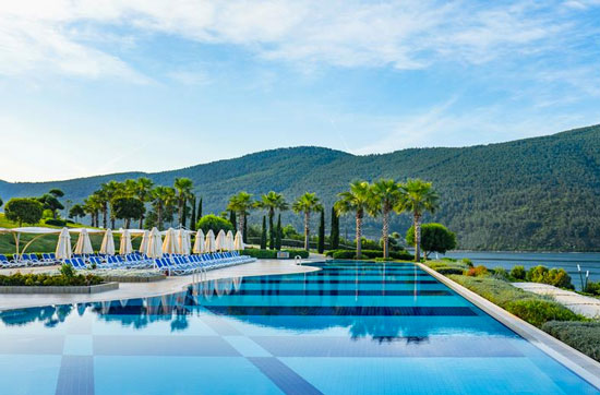 Groot zwembad op eiland bij Turkije