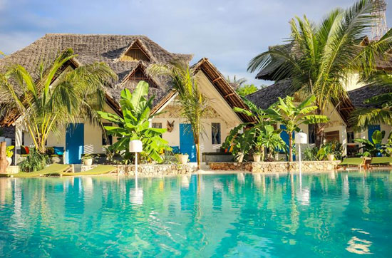 Groot zwembad bij luxe vakantie op Zanzibar