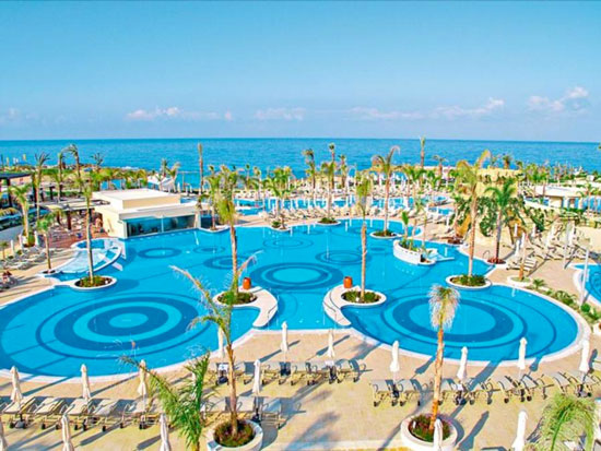 Enorm zwembad bij leuk hotel Cyprus