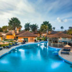 Afrikaans genieten vanuit droomresort met enorm zwembad in Gambia