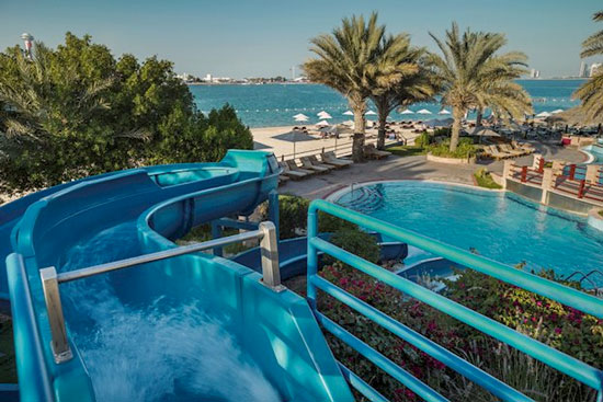 Abu Dhabi met groot zwembad