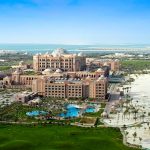 Zeer luxe hotel in Abu Dhabi aan parelwit zandstrand