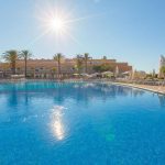 Prachtig resort met groot zwembad en aquapark op Ibiza