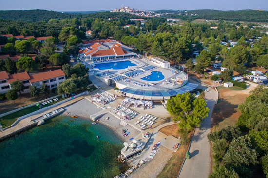Groot zwembad in Kroatië