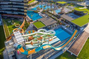 luxe-resort-met-zwembad-Side