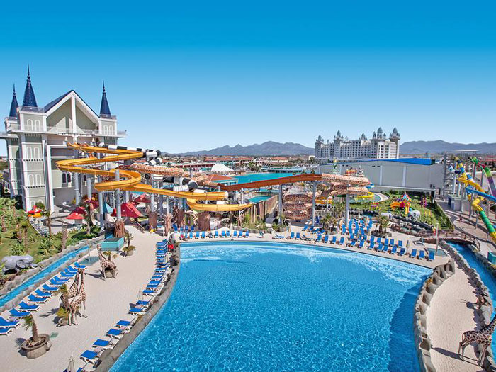 hotel met zwembad en glijbanen in turkije
