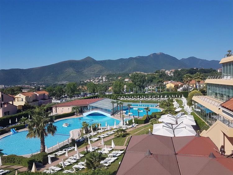 Grootste zwembad aan de Italiaanse Riviera - Loano 2 Village