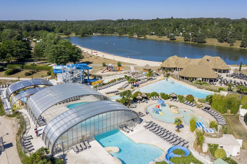 Vakantieparken-Frankrijk-met-zwembad-les-alicourts