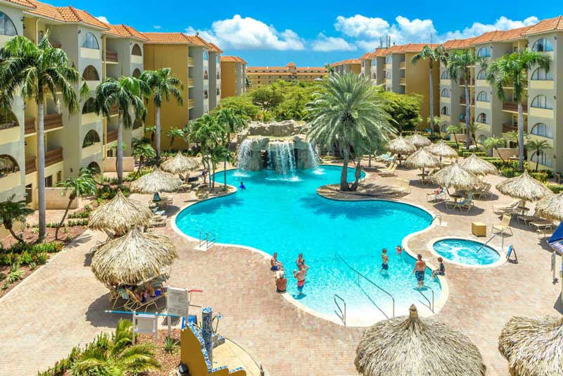 4 zwembaden bij hotel Eagle Resort op Aruba.