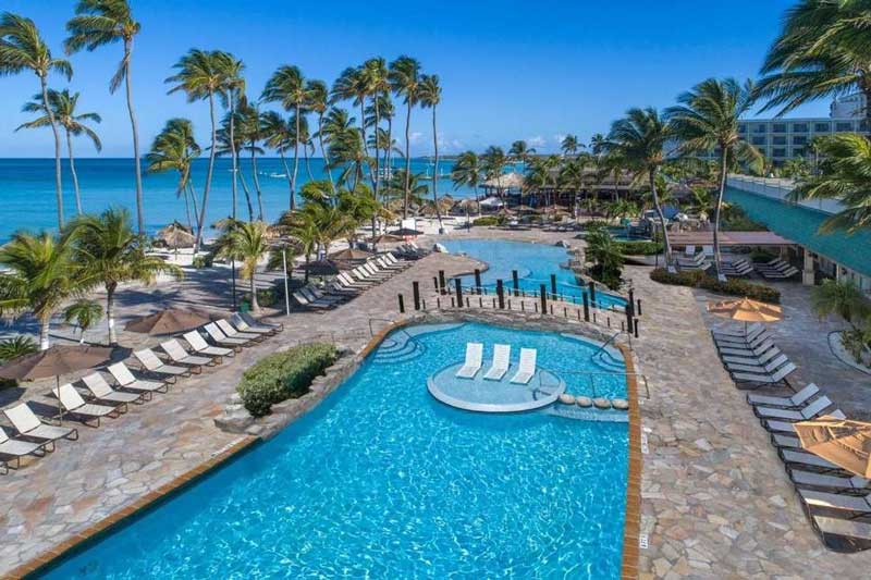 Zwembaden bij hotels op Aruba, bekijk het Holiday Inn